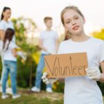 Mały wolontariusz pomagający przy sadzeniu drzew i krzewów w parkach