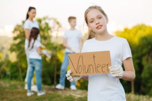 Mały wolontariusz pomagający przy sadzeniu drzew i krzewów w parkach