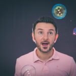 Niespodzianka mężczyzna na czarnym tle