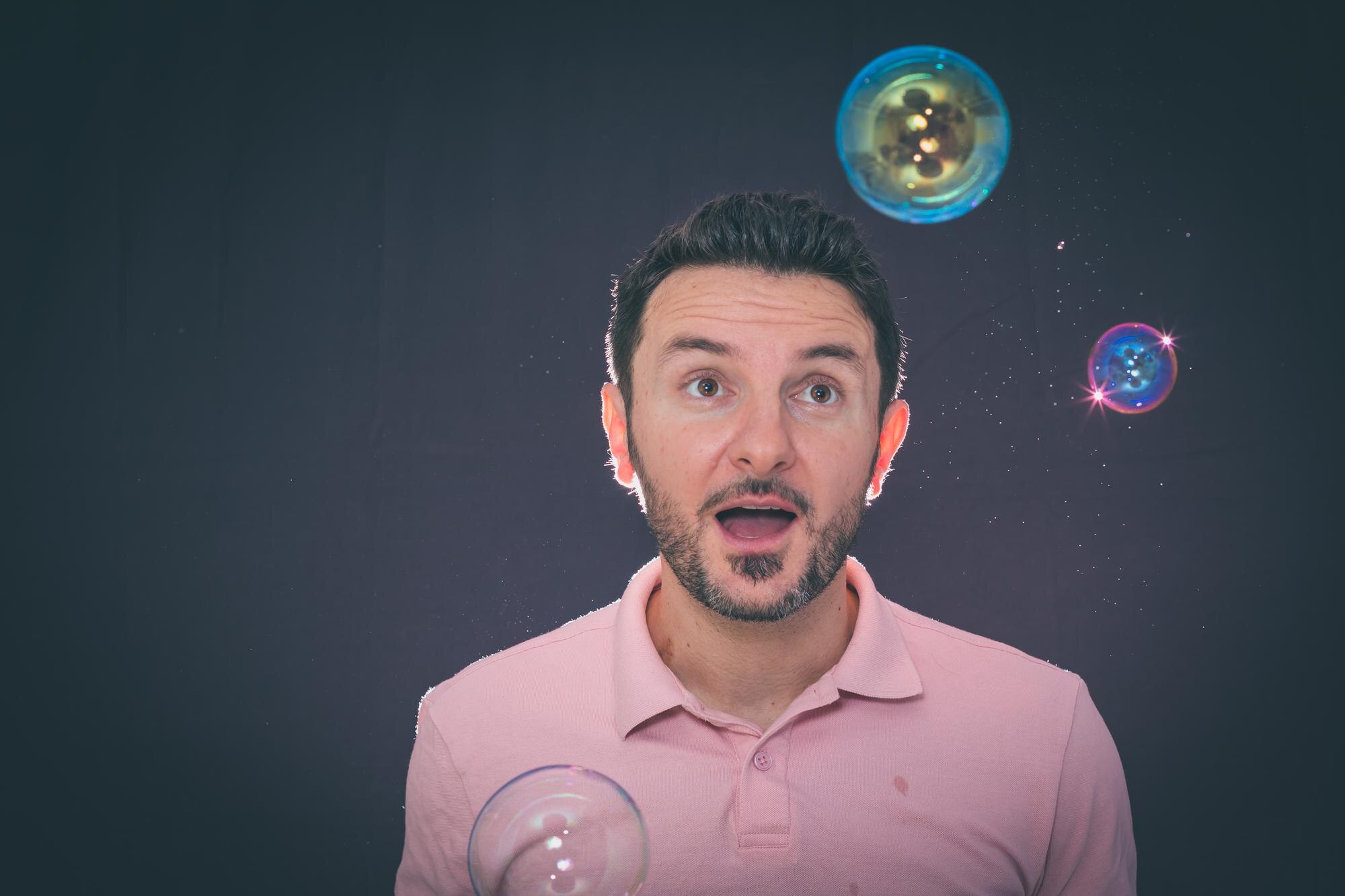 Niespodzianka mężczyzna na czarnym tle