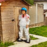 Niski kąt widoku młodej kobiety stojącej przy budynku