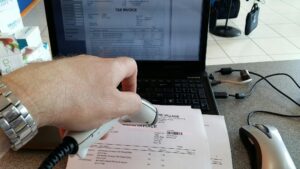 Zbliżony plan przyciętej książki