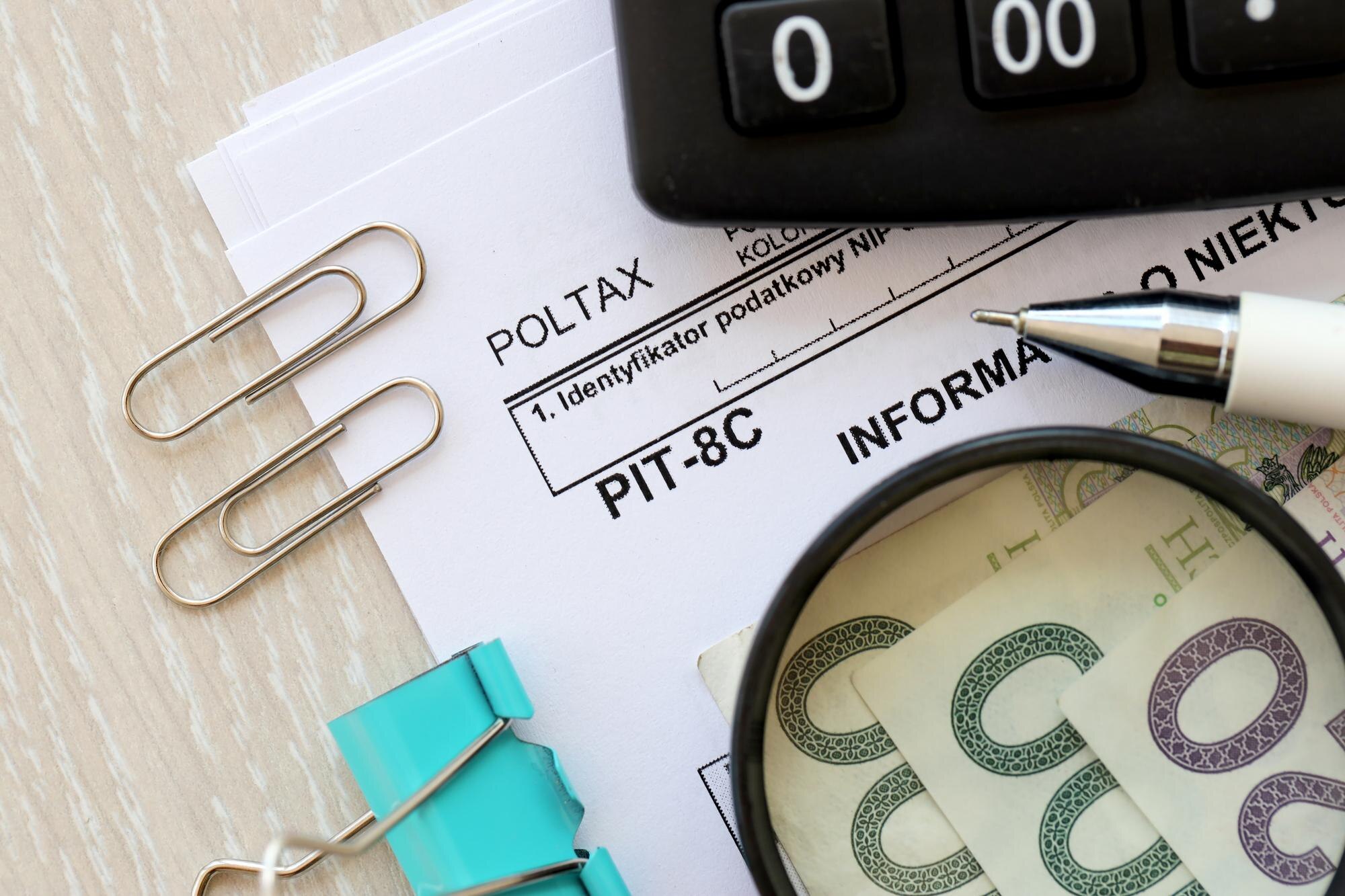 Informacje o niektórych dochodach z kapitału pieniężnego formularz pitc na tabeli księgowej z długopisem i