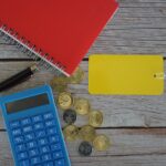 Wysoki kąt widoku laptopa i książki na stole