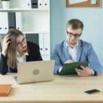 Młoda kobieta używająca smartfona na stole