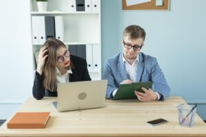 Młoda kobieta używająca smartfona na stole