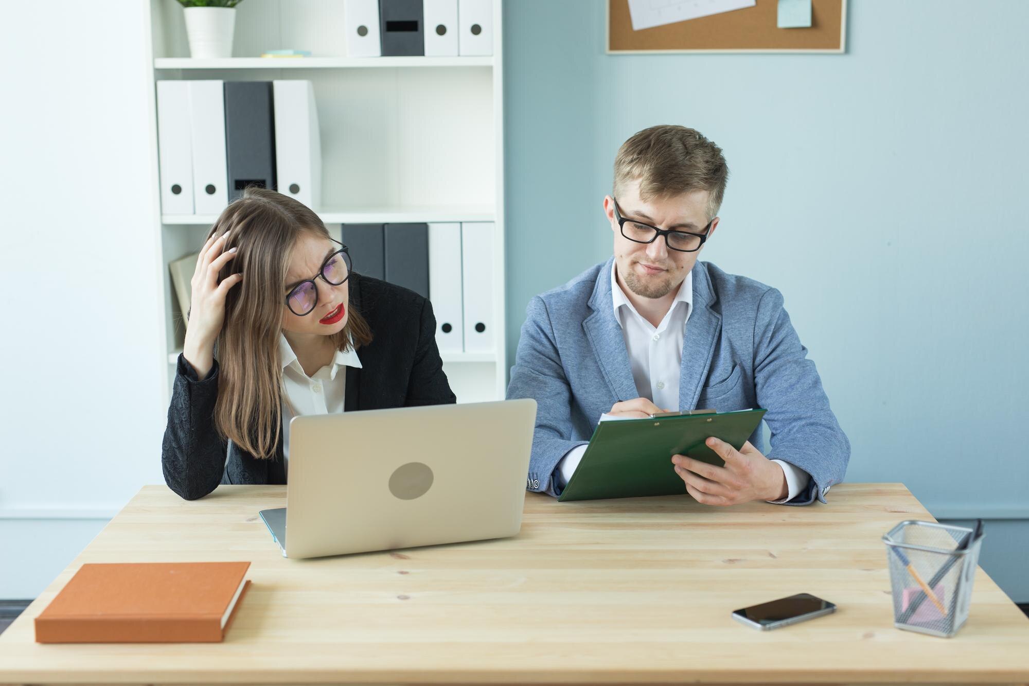 Młoda kobieta używająca smartfona na stole