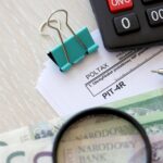 Roczna deklaracja zaliczek podatku dochodowego formularz pitr na stole księgowym z piórem i polskimi złoty