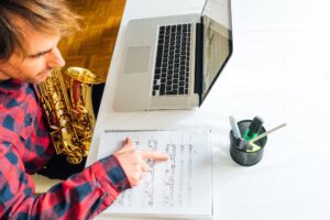 Czy od noty odsetkowej nalicza się VAT?