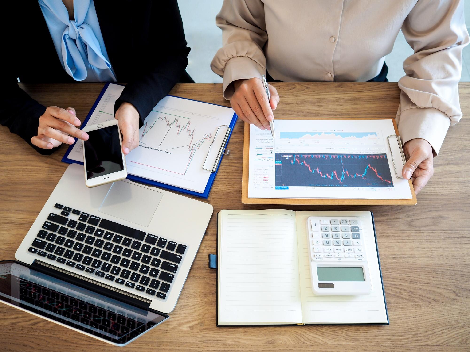 Widok z wysokiego kąta ludzi pracujących na stole