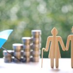 Fundusz powierniczy, miłość senior para i stos monet pieniędzy na naturalnym zielonym tle