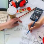 Inżynierowie dyskutują o planie z zespołem architektonicznym, pracy zespołowej i koncepcji przepływu pracy