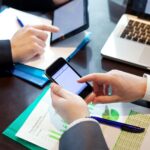 ludzie pracujący w biurze