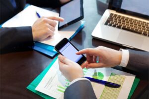 ludzie pracujący w biurze