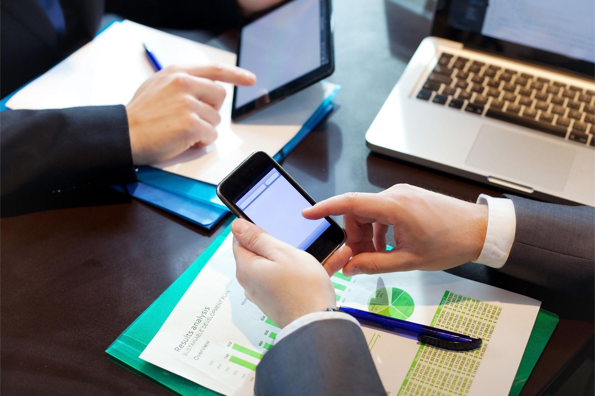 ludzie pracujący w biurze