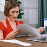 Stresowana młoda kobieta ma problemy finansowe, dług na karcie kredytowej, żeby spłacić Prim.