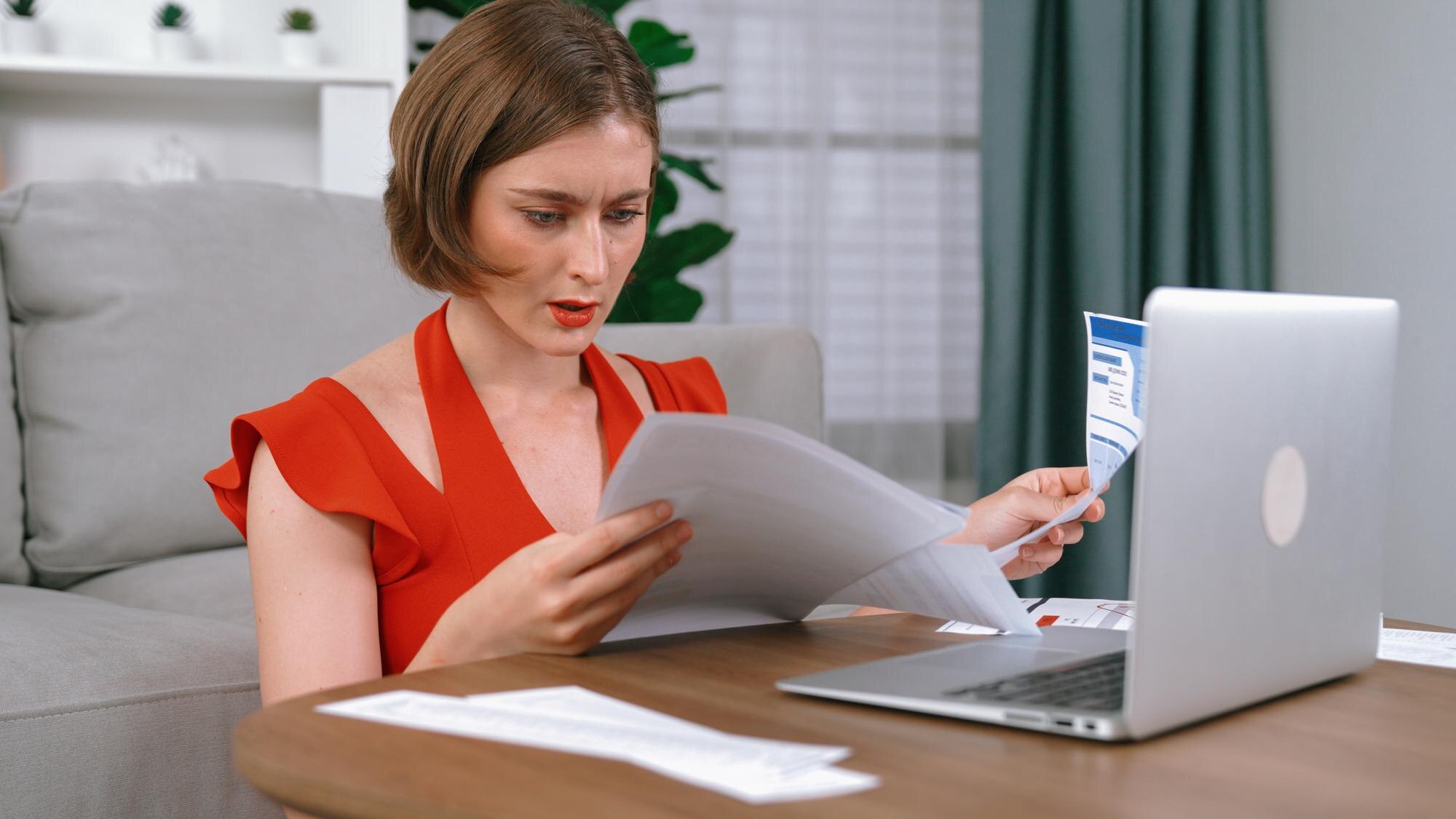 Stresowana młoda kobieta ma problemy finansowe, dług na karcie kredytowej, żeby spłacić Prim.