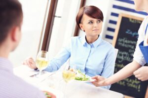 Czy koszty wyżywienia (obiady w restauracji, jedzenie) można wrzucić w koszty uzyskania przychodu?