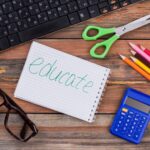 Edukuj akcesoria na drewnianym biurku. Płaski widok z góry.