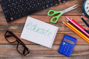 Edukuj akcesoria na drewnianym biurku. Płaski widok z góry.