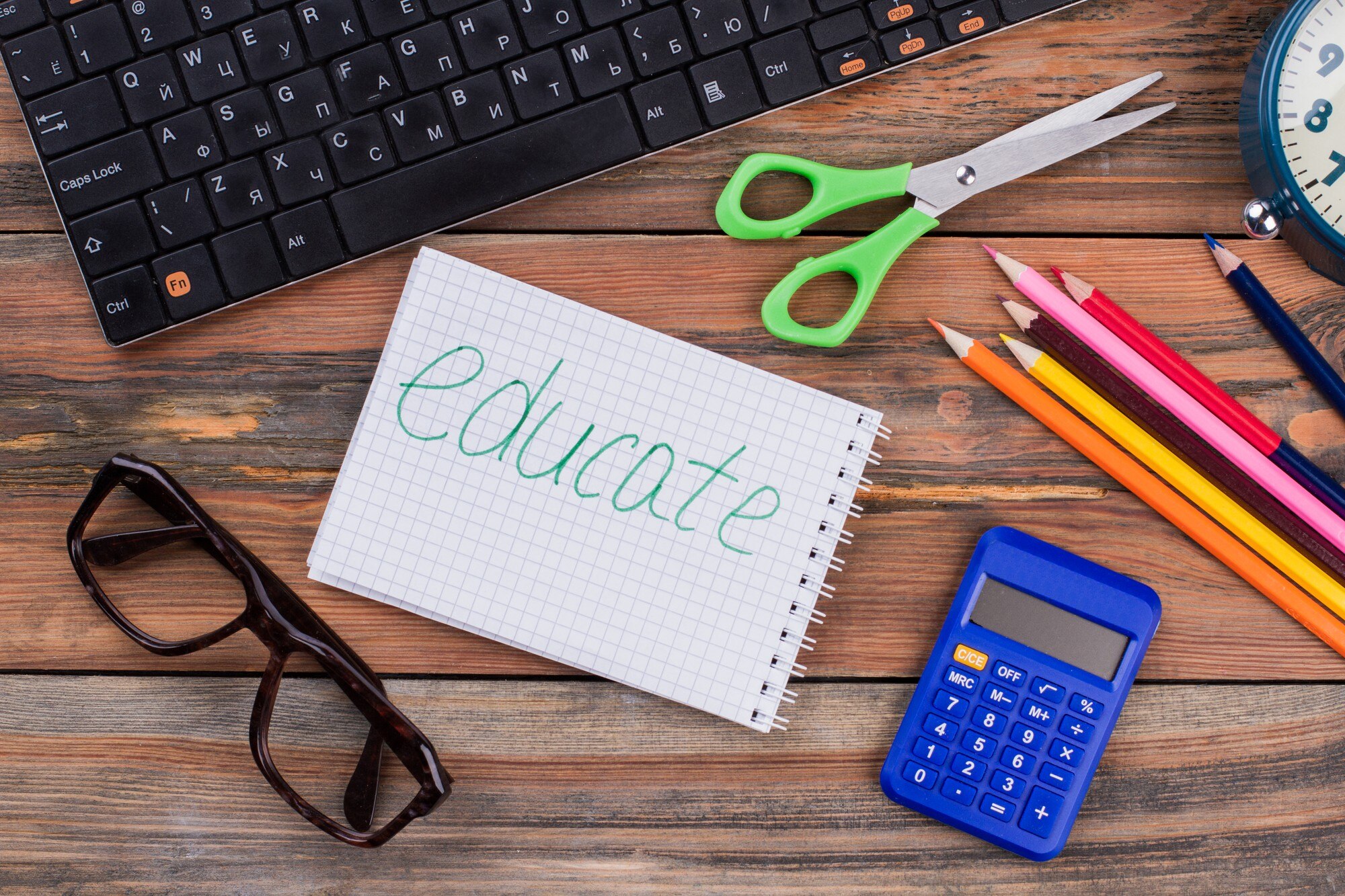 Edukuj akcesoria na drewnianym biurku. Płaski widok z góry.