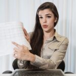 Widok POV na uśmiechniętą tysiącletnią kobietę ma przyjemną konferencję z kamerą internetową