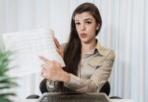 Widok POV na uśmiechniętą tysiącletnią kobietę ma przyjemną konferencję z kamerą internetową