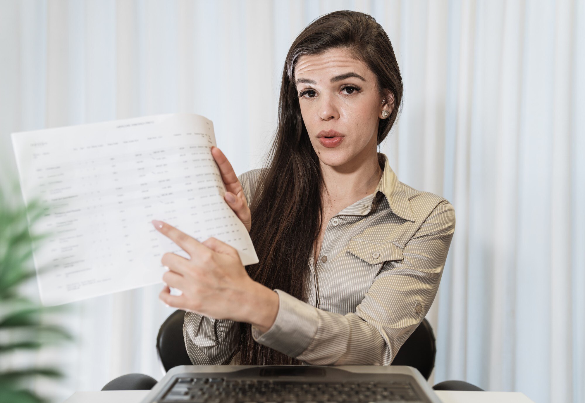 Widok POV na uśmiechniętą tysiącletnią kobietę ma przyjemną konferencję z kamerą internetową