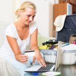 Kobieta rezerwująca bilety online