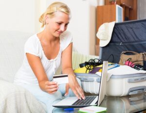 Kobieta rezerwująca bilety online