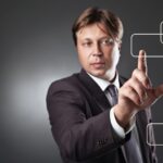 Biznesmen naciskając kwadratowy klawisz czujnika copyspace