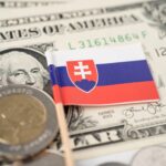 Stos monet z flagą Słowacji na banknoty dolara USA Ameryki.