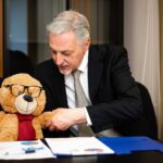 Zły menedżer uściska rękę marionetkowi szefowi.