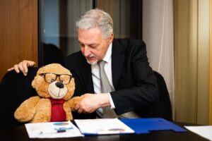 Zły menedżer uściska rękę marionetkowi szefowi.