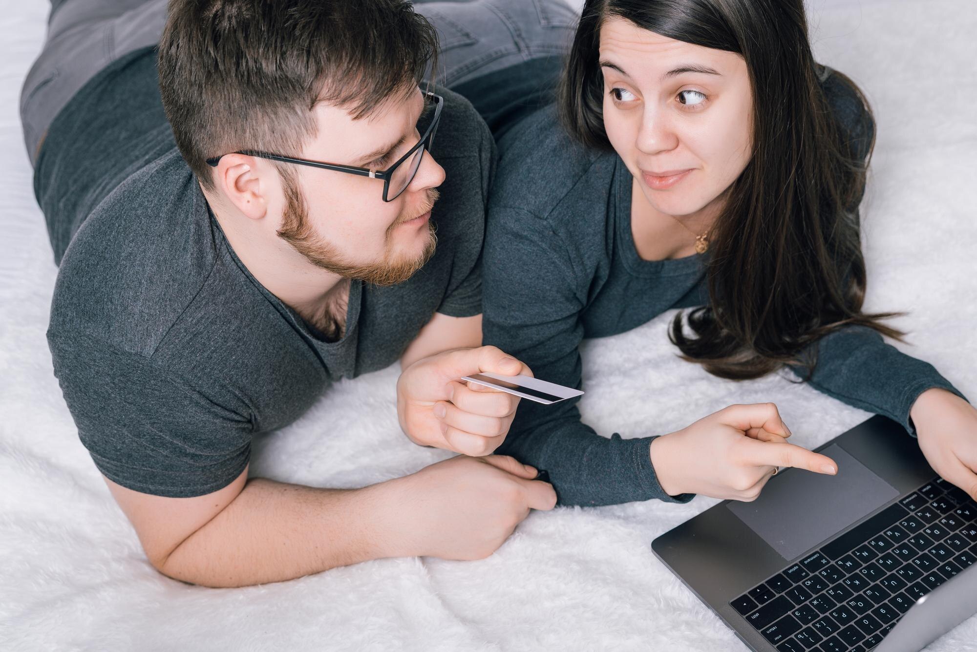 Man gives woman bank card for online shopping