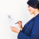 Kobieta sprawdzająca zadania wykonane na liście rzeczy do zrobienia