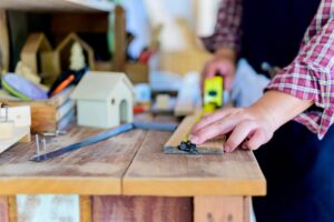 Jaki VAT na usługi stolarskie?