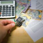 Klucze do nowego domu na dokumentach umownych Rachunki gospodarstwa domowego W gotówce w walucie rumuńskiej