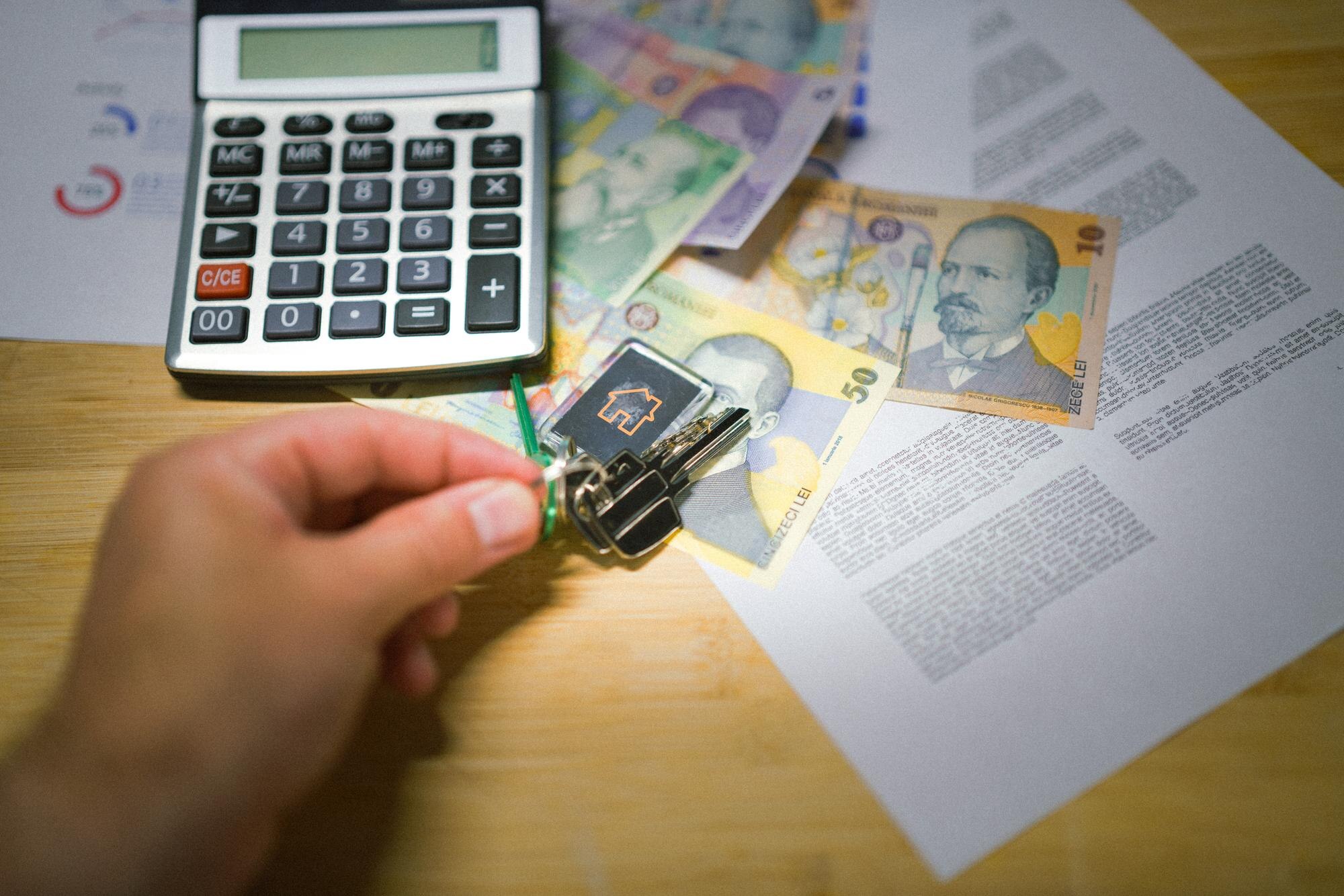 Klucze do nowego domu na dokumentach umownych Rachunki gospodarstwa domowego W gotówce w walucie rumuńskiej