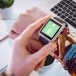 Złożony obraz dłoni za pomocą inteligentnego zegarka