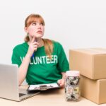 Czerwona głowa ładna kobieta koncepcja wolontariusza i darowizny