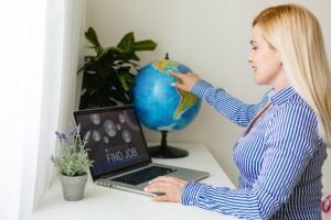 Bezrobotna młoda kobieta szukająca pracy online