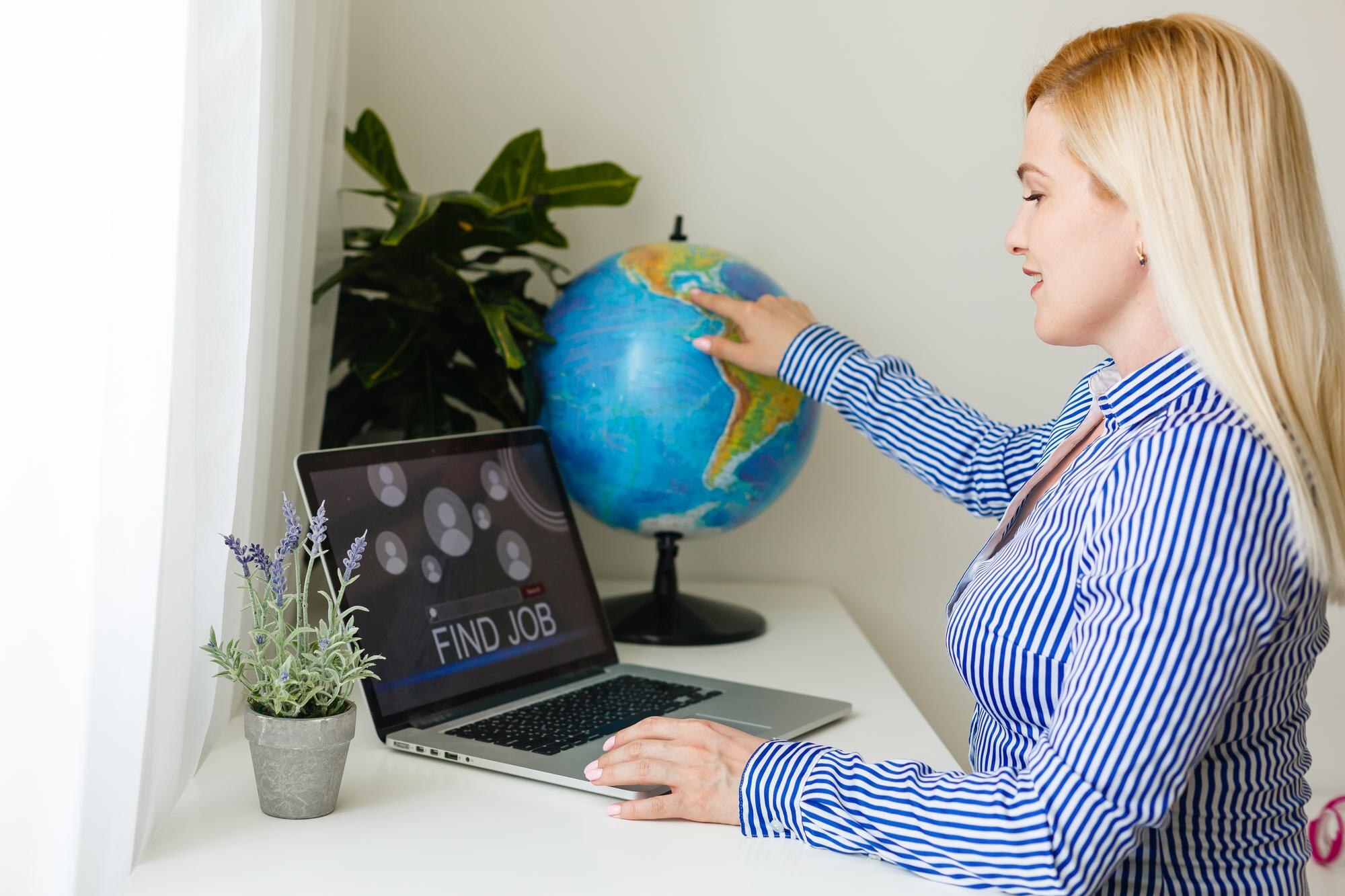 Bezrobotna młoda kobieta szukająca pracy online