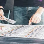 Biznesmen sortowania pieniędzy