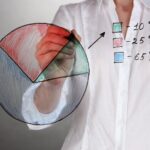 Kobieta maluje grafikę na szkle na szarym tle