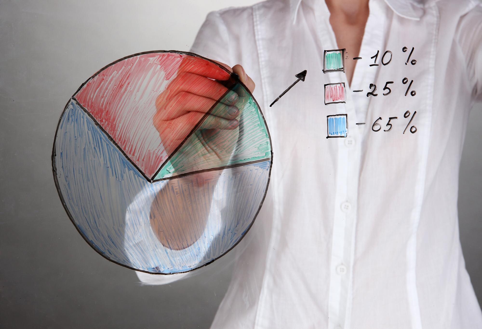 Kobieta maluje grafikę na szkle na szarym tle