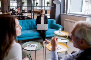 Jaki VAT na wynajem lokali użytkowych i sal konferencyjnych?