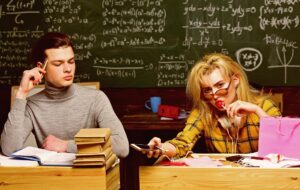 Końcowy test egzaminacyjny dla studentów studiujących do egzaminu w klasie Uczniowie szkół średnich studiujący i czytający razem w koncepcjach edukacji w klasie