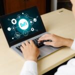 Zdecentralizowane finanse lub koncepcja DeFi na modnym ekranie komputera