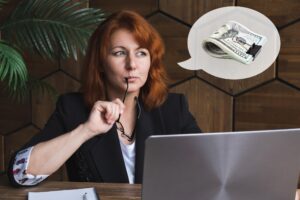 Atrakcyjna kobieta myśli o wynagrodzeniu pieniężnym lub wygranej na loterii